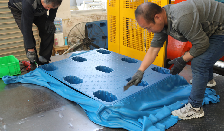 曝光！吹塑托盤生產廠家生產過程竟是如此！