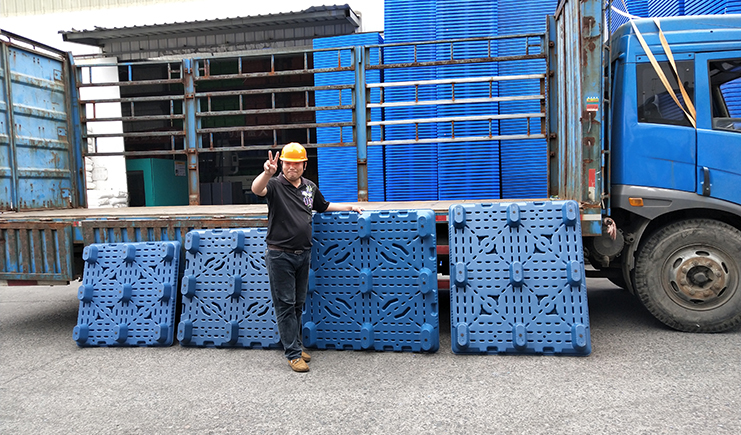 這里有一款熱冒煙的，九腳吹塑托盤特點介紹